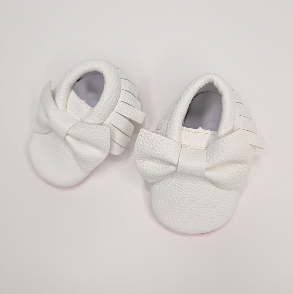 White Leather Baby Moccasins w/ Bow – Infant Crib Shoes 0–6 Months – Soft Sole‎